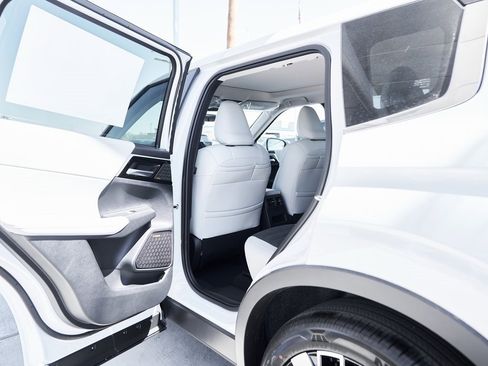 New 2025 Mitsubishi Outlander SE image 16