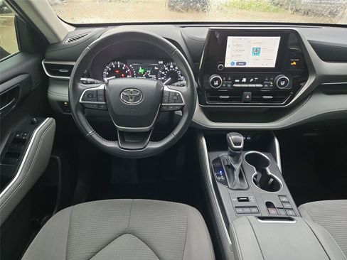 Used 2024 Toyota Highlander LE AWD/4WD image 12