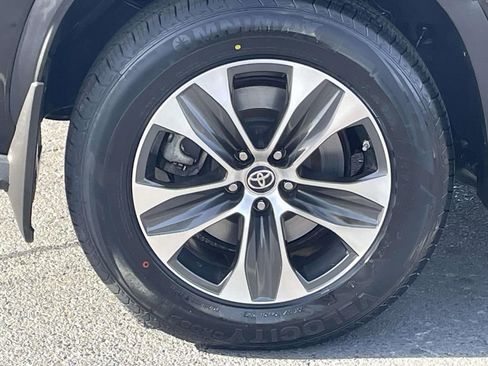 Used 2021 Toyota Highlander XLE image 12