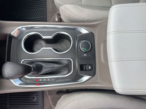 Used 2021 Chevrolet Traverse LT image 24