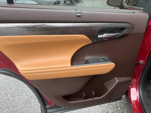 Certified 2021 Toyota Highlander Platinum FWD image 13