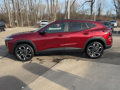 Used 2024 Chevrolet Trax RS w/ Sunroof Package image 2