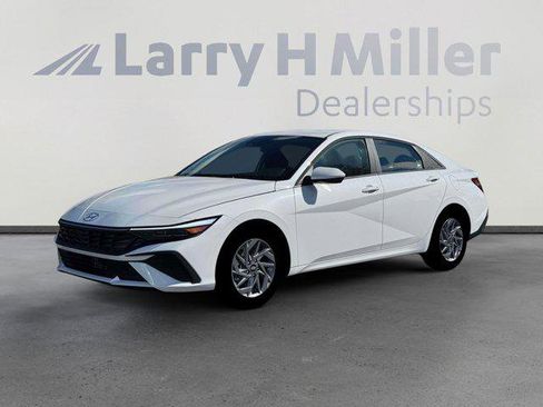 New 2026 Hyundai Elantra Hybrid FWD image 2