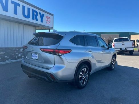 Used 2022 Toyota Highlander XLE AWD/4WD image 10