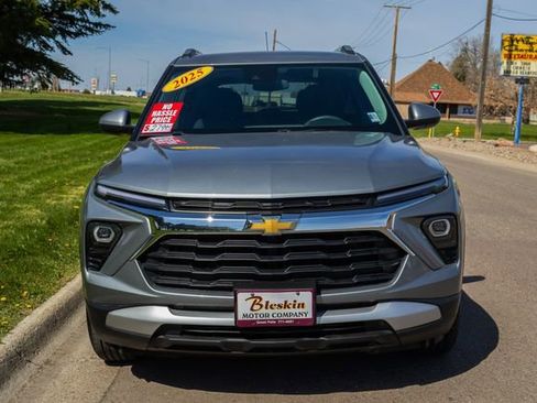 Used 2025 Chevrolet TrailBlazer LT AWD/4WD image 2