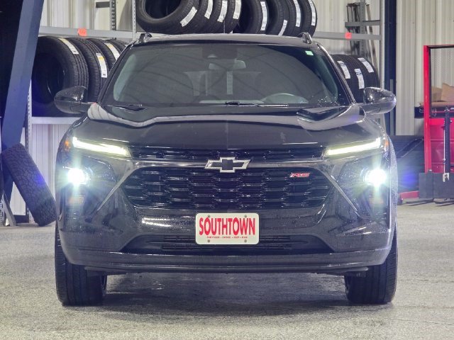 Used 2024 Chevrolet Trax RS w/ Sunroof Package FWD image 2