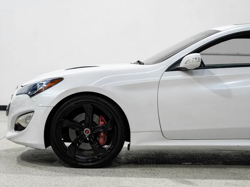 Used 2013 Hyundai Genesis 3.8 image 10