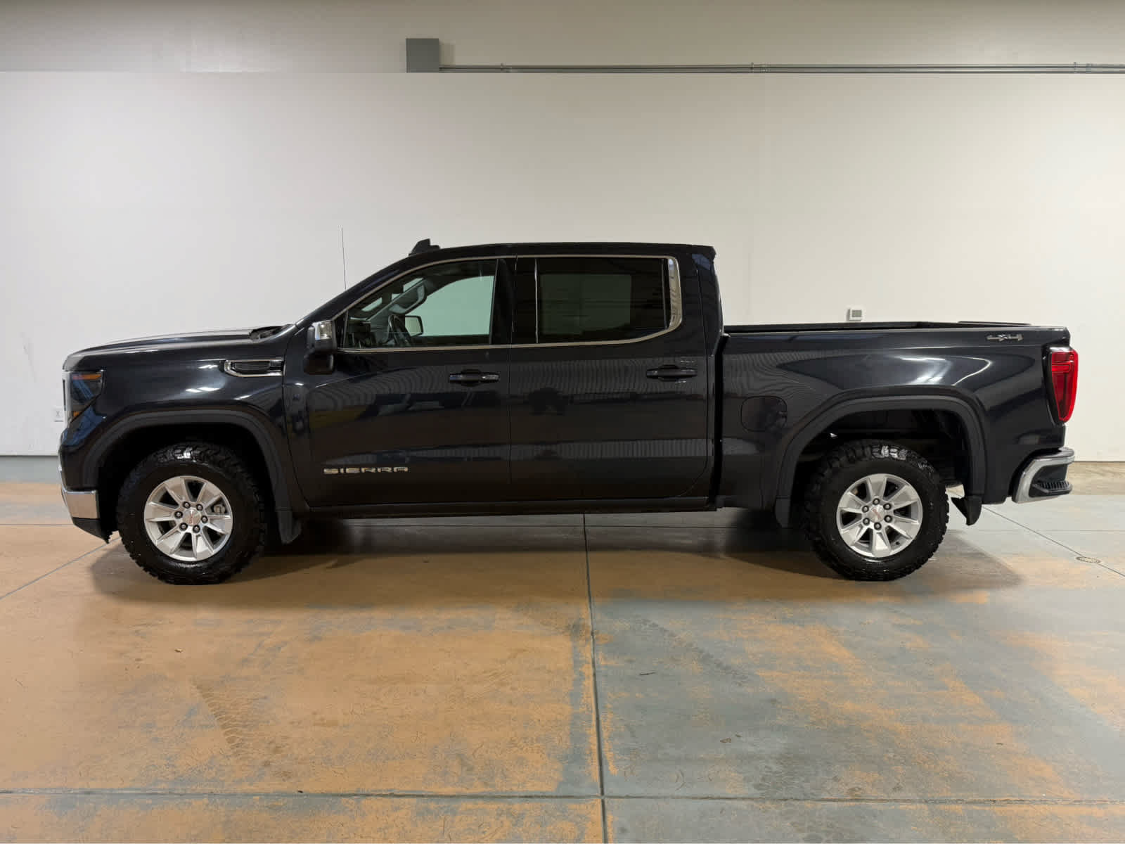 Used 2024 GMC Sierra 1500 SLE AWD/4WD image 2