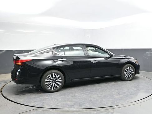 Used 2024 Nissan Altima 2.5 SV AWD/4WD image 2