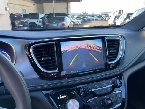 Used 2025 Chrysler Pacifica Limited FWD image 25