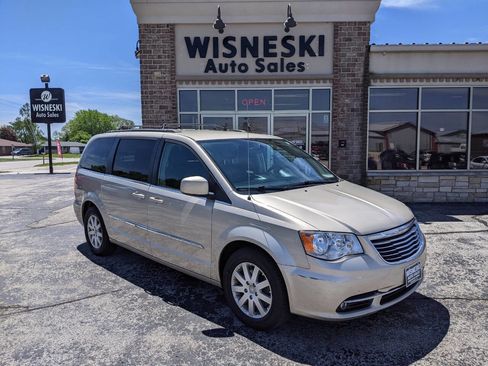 Used 2014 Chrysler Town & Country Touring FWD image 1