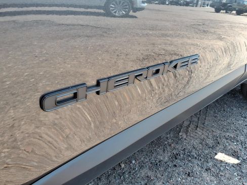 Used 2023 Jeep Cherokee Altitude Lux AWD/4WD image 11