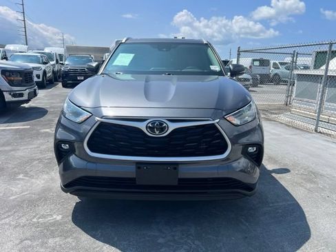 Used 2022 Toyota Highlander XLE FWD image 2