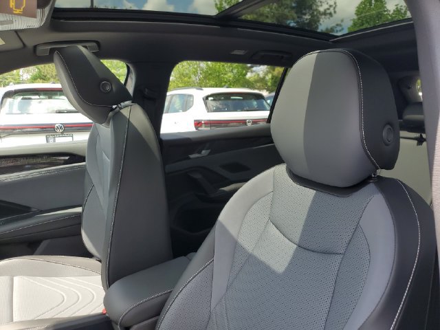 New 2026 Volkswagen Tiguan SE R-Line FWD image 16