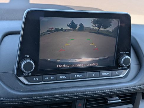 Used 2023 Nissan Rogue SV image 10