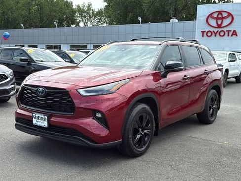 Certified 2024 Toyota Highlander XLE AWD/4WD image 3