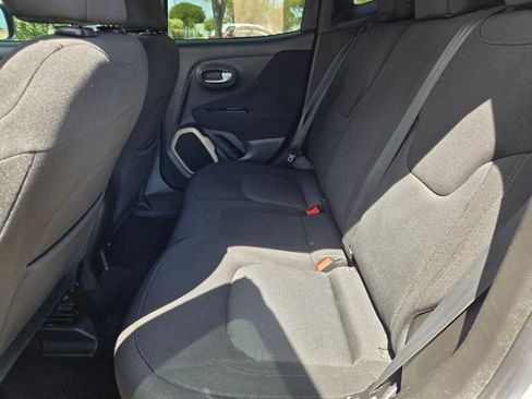 Used 2017 Jeep Renegade Latitude FWD image 16