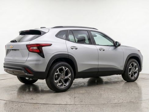 Used 2025 Chevrolet Trax LT w/ LT Convenience Package FWD image 9
