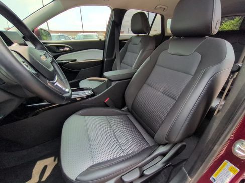 Used 2025 Chevrolet Trax LT w/ LT Convenience Package FWD image 24
