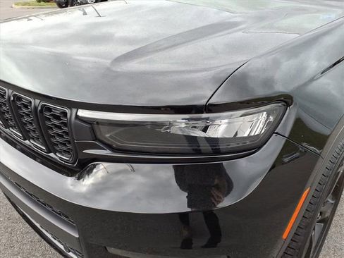 Used 2024 Jeep Grand Cherokee L Limited w/ Luxury Tech Group II image 11