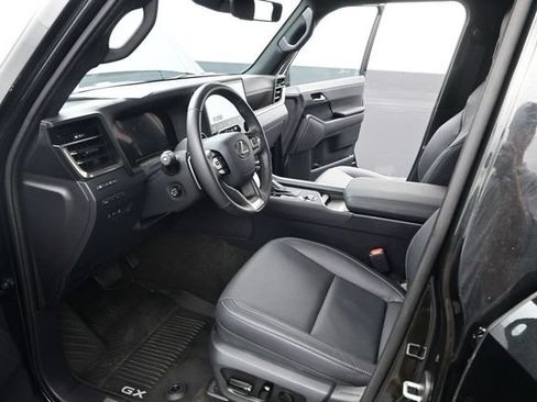 Used 2025 Lexus GX 550 w/ Accessory Package (2T) AWD/4WD image 5