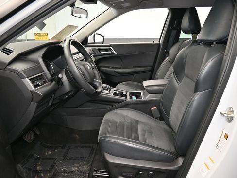 Used 2023 Mitsubishi Outlander SE image 11