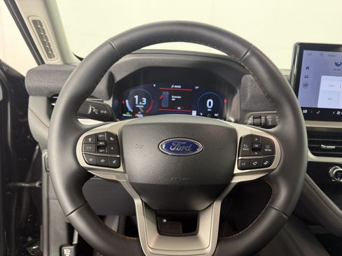 Used 2025 Ford Explorer Active AWD/4WD image 23