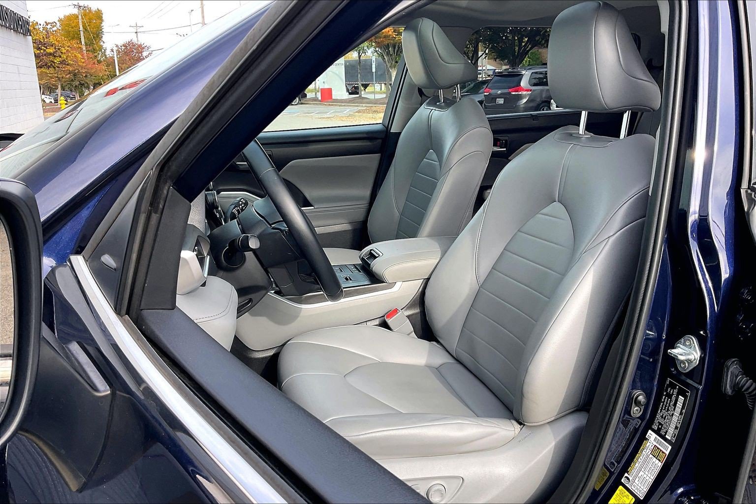 Used 2021 Toyota Highlander XLE AWD/4WD image 30