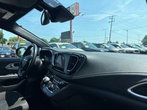 Used 2021 Chrysler Pacifica Touring w/ S Appearance Package FWD image 21