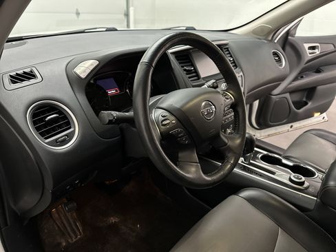 Used 2020 Nissan Pathfinder SL image 16