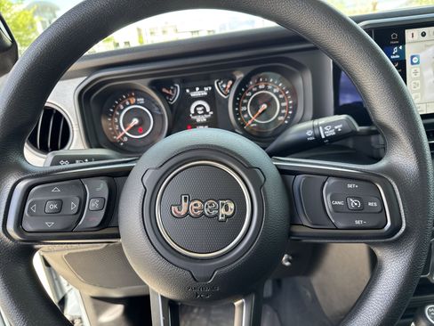 Used 2026 Jeep Gladiator Sport image 16