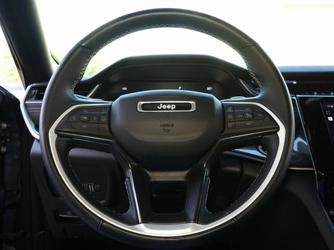 Used 2022 Jeep Grand Cherokee Altitude image 12