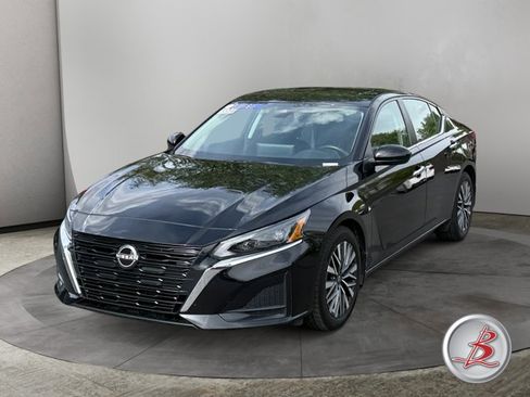 Used 2024 Nissan Altima 2.5 SV w/ SV Premium Package FWD image 3
