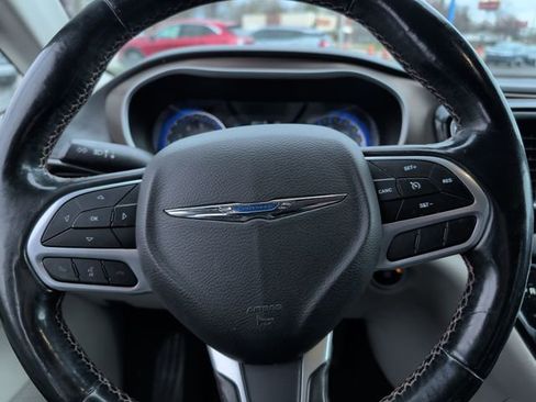 Used 2019 Chrysler Pacifica Touring-L FWD image 19