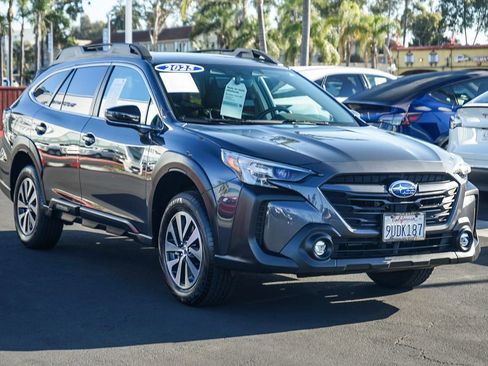 Used 2025 Subaru Outback Premium image 3