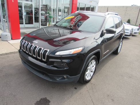 Used 2018 Jeep Cherokee Latitude FWD image 2