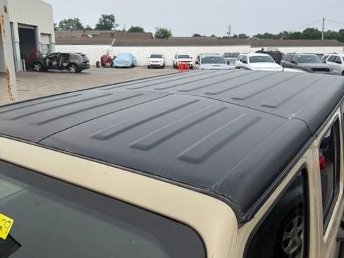 Used 2022 Jeep Wrangler Unlimited Rubicon w/ Cold Weather Group AWD/4WD image 14