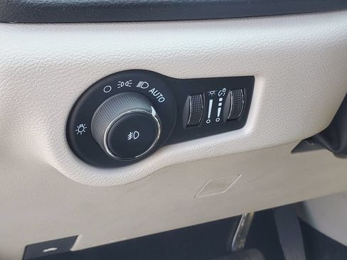 Used 2024 Chrysler Pacifica Touring-L FWD image 10