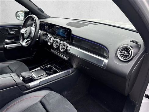 Used 2021 Mercedes-Benz GLB 250 4MATIC image 27