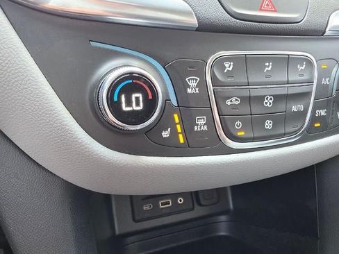 Used 2021 Chevrolet Equinox LT FWD image 19