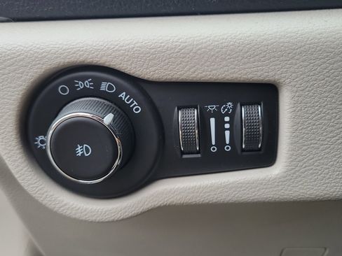 Used 2022 Chrysler Pacifica Limited w/ Uconnect Theater Family Group image 17