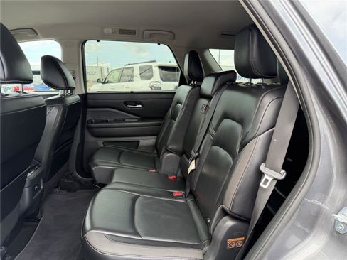 Used 2023 Nissan Pathfinder SL FWD image 17