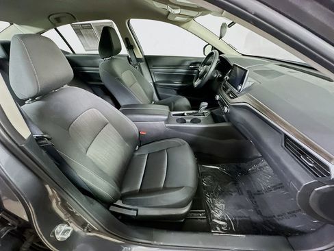Used 2025 Nissan Altima 2.5 SV FWD image 12