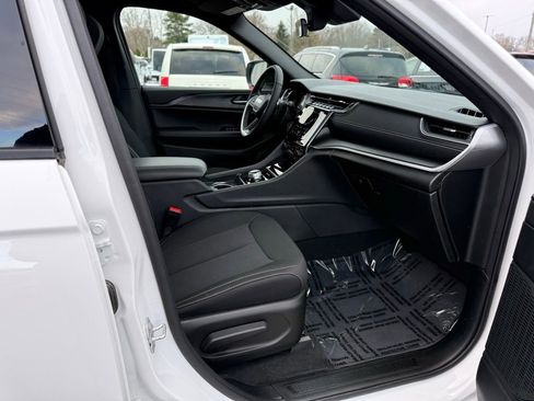 New 2025 Jeep Grand Cherokee Laredo w/ Luxury Tech Group I AWD/4WD image 31