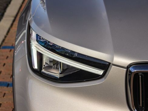 Used 2025 Volvo XC40 B5 Plus image 11