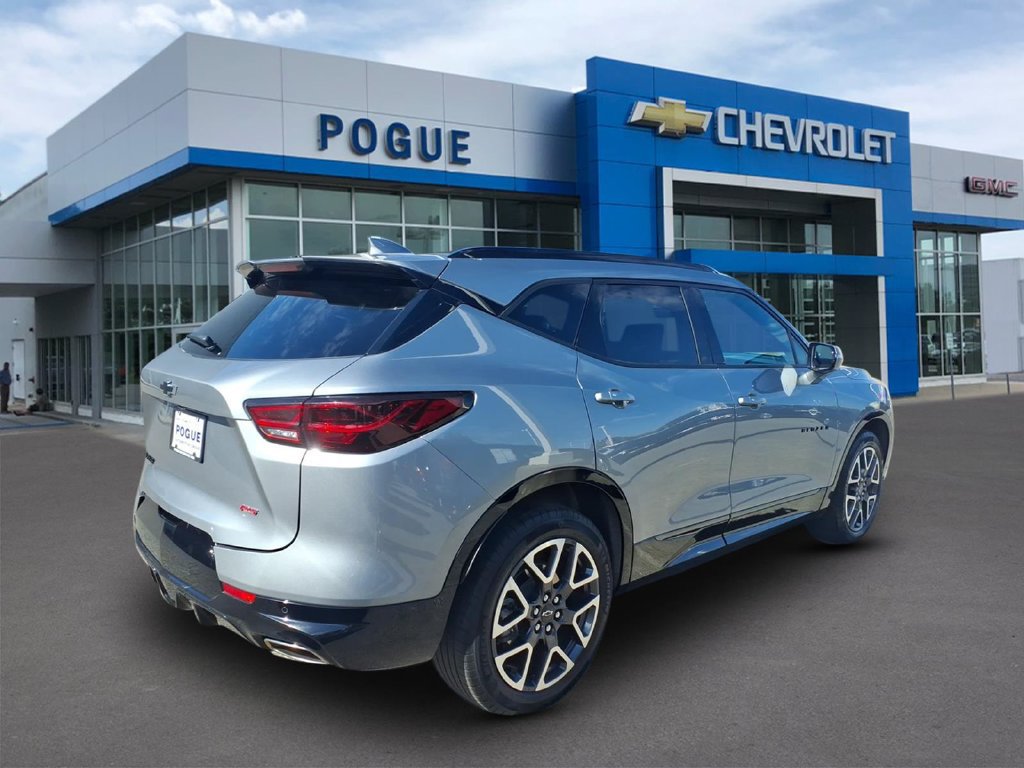 Used 2025 Chevrolet Blazer RS FWD image 2