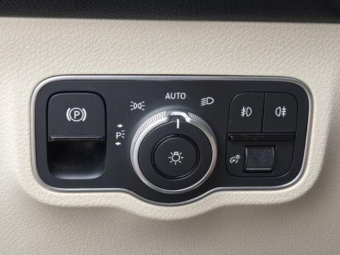 Used 2022 Mercedes-Benz GLB 250 4MATIC image 16