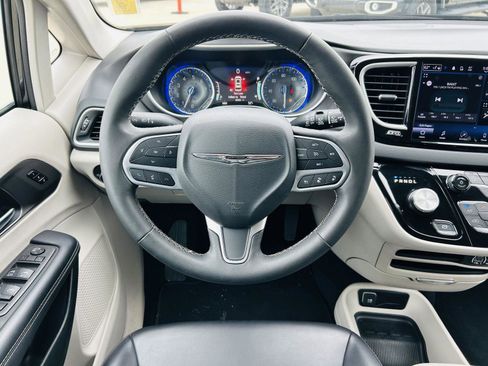 Used 2023 Chrysler Pacifica Touring-L FWD image 15