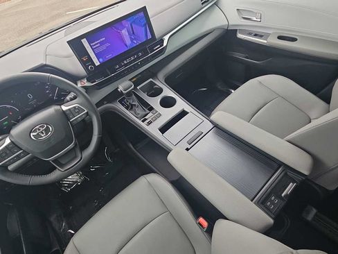 Used 2025 Toyota Sienna XLE w/ XLE Plus Package FWD image 23
