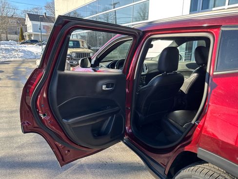 Used 2021 Jeep Compass Latitude image 30